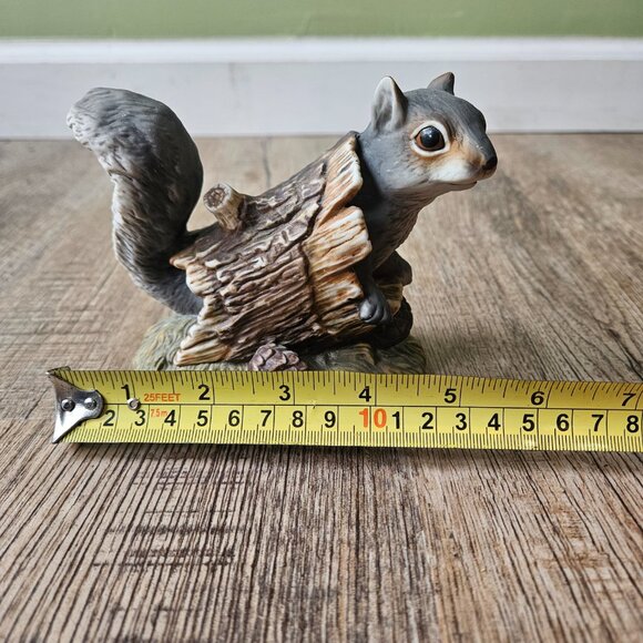 Vintage 1986 Homco Masterpiece Porcelain Squirrel In A Log Figurine - Picture 6 of 6